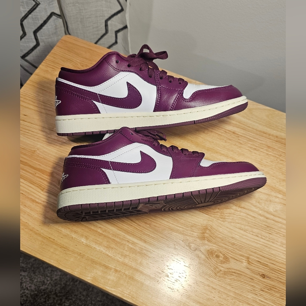 NIKE AIR JORDAN Womens Air Jordan 1 Low Bordeaux DC0774-161 MAUVE Size 8.5 - Picture 3 of 10